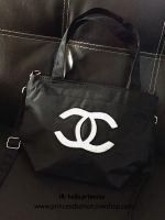 Chanel Beaute Black Sequin Shopping Bag กระเป๋าสะพาย ShoppingBag พรีเมี่ยมกิ๊ฟ Limited Edition ของแท้นำเข้าจากเคาน์เตอร์ Chanel Beaute ขนาดมินิ ด้านหน้า logoCC ประดับเลื่อมสีดำ เปิดปิดด้วยซิป หัวซิปแบรนด์ ภายในมี logo brand และช่องซิป ซับใน 100% Polyester