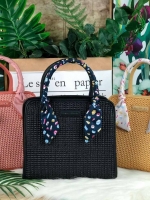 CHARLES & KEITH SATIN SCARF WRAPPED WOVEN BAG กระเป๋าถือ/สะพายอยู่ทรง มีผ้าพันหูกระเป๋าให้ 1 เส้น มีหมุดรองฐานทั้ง 4 มุม ที่ด้านหน้าทำ texture สวยงาม เปิดปิดด้วยกระดุมแม่เหล็ก ด้สนในมีช่องซิปเล็ก 1 ช่อง รุ่นนี้จุของได้เยอะ ใส่ iPad mini ได้สบายๆค่า สายสะพ