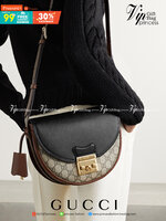 กระเป๋าสะพายคาดลำตัวรุ่นนี้โดดเด่นด้วยรูปทรงกลมสุดชิค ขนาดกะทัดรัด พร้อมด้วยหนังกระเป๋าที่ทำจากหนังแท้คุณภาพดี เพราะ Kira Chevron เป็นรุ่นที่ตอบโจทย์และครองใจสาว ๆ ได้อย่างแท้จริง เนื่องจากมีดีไซน์เรียบหรู โดยทางแบรนด์ได้ใช้เทคนิคการเย็บบนหนังเป็นลายเส้น 