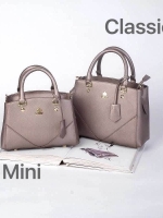 รุ่นขายดีที่สุด 👍 จากแบรนด์ KEEP รุ่น Elegance รอบนี้เข้ามา 2 size ให้เลือกเลยค่า **จุดเด่นที่ >หนังคุณภาพ ลายหนัง saffiano > ถือสะพายเข้าง่ายกับทุกชุด >ทรงสวยมากคะ ขนากกระเป๋ากำลังดีคะ ใส่ กปต ยาว มือถือได้ทุกรุ่น > มีช่องย่อยแบ่งเก็บ