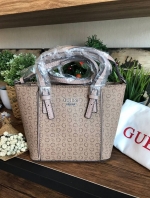 GUESS Factory Women's Diem Logo-Print Mini Tote Bag กระเป๋าถือหรือสะพาย วัสดุpolyesterกันน้ำได้ มีลายsignatureลาย G รอบใบ เปิดปิดด้วยซิปเดียวด้านบน ภายในบุผ้าลายsignatureเช่นเดียวกับด้านนอก สายและหูจับปรับระดับได้ ใช้งานได้หลายโอกาสคร้า!!