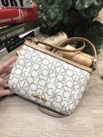 Calvin Klein Cross Body Bag กระเป๋าสะพายรุ่นใหม่ล่าสุดหนังสวย สกรีนลาย Signature แบรนด์รอบใบ ประดับโลโก้แบรนด์ สีทองด้านหน้า เปิดปิดด้วยซิป น้ำหนักเบา ภายใน โล่งกว้าง มีช่องใส่บัตร และช่องซิป ใส่ iphone+ ได้ มาพร้อมสายสะพายยาว ขนาดกำลังน่ารัก สะพายคล่องตั