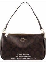 COACH HANDLE POUCH SIGNATURE BAG (รุ่นโลโก้อะไหล่ตัวเล็ก) กระเป๋าสะพาย หรือสะพายข้าง Crossbody ราคาสุดคุ้มค่ะ วัสดุ pvc อย่างดี ลาย C เปิดปิดกระเป๋าแบบซิป ภายในสามารถใส่กระเป๋าสตางค์ใบยาวขนาดปกติได้ ของอื่นๆจุค่ะ มีช่องเล็กใส่ของจุกจิก สายยาวถอดออกได้เลื่