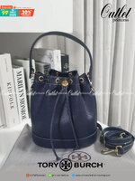 OUTLET 】BEST PRICE!! ปรับราคาพิเศษ เหมาะกับให้เป็นของขวัญที่สุด! งานช็อป 💕 Tory burch monogram leather bucket bag ดีไซน์สวยงามตามแบบฉบับของแบรนด์แล้ว **ที่ทำจากวัสดุหนังแท้ ตัวกระเป๋าอยู่ทรงสวยมีลายแบรนด์สวยหรู ใช้รูดเปิดปิด ภายในบุผ้าอย่างดี มีช่