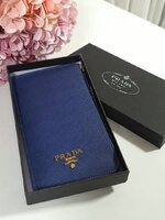 รุ่นขายดีเว่อร์วัง♡♡ PRADA LONG WALLET *สำหรับคนชอบใส่บัตรเยอะ แนะนำรุ่นนี้คะ กระเป๋าสตางค์ทรงสวย สะดุดตา หนังสัมผัส Safiano จากแบรนด์ PRADA มีช่องใส่นามบัตรมากถึง 16 ช่อง ด้านหน้ามีโลโก้แบรนด์สีทองหร