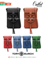 TORY BURCH MILLER METAL PHONE CROSSBODY อีกหนึ่งกระเป๋าใส่มือถือรุ่นฮิตที่เชื่อว่าหลาย ๆ คนต้องเคยเห็นผ่าน ๆ ตามาอย่างแน่นอน กับแบรนด์ Tory Burch ดีไซน์กระเป๋าทรงฝาพับแม่เหล็กใช้งานง่าย มาพร้อมดีเทล Logo สีเดียวกับเฉดสีของกระเป๋า แต่ยังมีความน่ารักด้วยทรง