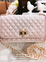 CHARLES & KIETH MINI CLUTCH BAG กระเป๋าสะพายทรงคลัชรุ่นยอดนิยมดีไซน์คลาสสิควัสดุหนังนิ่มลายตารางสวยอยู่ทรงขนาดมินิสไตล์ Chanel เปิดปิดด้วยตัวล๊อคแบบบิดอะไหล่ทอง ด้านหลังประดับโลโก้แบรนด์สวยดูดี มาพร้อมสายสะพายโซ่ร้อยหนัง Crossbody ได้สามารถซ้อนสายสะพายไหล