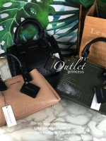 CHARLES & KEITH CROC-EFFECT STRUCTURE BAG กระเป๋าถือ/สะพายวางอยู่ทรง ตัวหนังกระเป๋าพิมพ์ลายจรเข้สวยมากๆ มีหมุดรองฐาน 4 มุม หูหิ้วพับลงได้ค่า เปิดปิดแบบกระดุมแม่เหล็ก แบ่งเป็น 3 ช่องใหญ่ เป็นช่องซิปตรงกลาง จุของได้ดี ใส่ ipad mini ได้นะค่า มีสายสะพายยาวแบบ