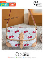 LV Diane Monogram Cherry กระเป๋ามัลติฟังก์ชั่นสุดคุ้ม คอลใหม่แสนสดใสด้วยลายเชอรี่ ที่ดีไซน์ออกมาน่ารักน่าใช้มากๆ มีสายมาให้ถึง 2 แบบ สายหนังคล้องไหล่ได้ และสายสปอร์ตครอสบอดี้ได้
