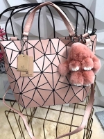 สีใหม่ Sakura Pink🌸🌸 ต้อนรับ summer กับโทนสี สดใส ลาย Limited edition หายาก ❤️ปรับทรงได้ 2 แบบ น่ารักมาก ค่า กระเป๋า จากแบรนด์ David Jones กระเป๋าสะพายข้างดีไซน์เกร๋มาก สีสวยหรูมาก ขนาดกะลังดีเลย น้ำหนังเบามากคะ ภายในมีช่องเก็บของจุ