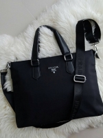 PRADA VIP GIFT NYLON HANDBAG ทรงสวย สุดคลาสสิค อยู่ทรง สวยหรูมากคะ วัสดุทำจากNylon คุณภาพดีสามารถกันน้ำได้ จะถือก็หรู จะสะพายก็ได้คะ ขนาดกลางๆ จุของได้เยอะ ใส่สมุด หนังสือ Ipad Labtop ได้สบายๆคะ ใช้ได้ทั้งคุณผู้หญิง และ คุณผู้ชายเลยคะ ดูดีมีคลาส มากๆคะ รุ