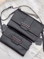 🌵รุ่นมาใหม่งานสวยมาก หนังนิ๊ม นิ่ม *หนังวัวแท้ เอาใจสาวๆ ที่ต้องการหากระเป๋าสะพายทรงนี้ สีดำ อะไหล่ดำ เรียบหรูมากคะ จากแบรนด์ Parfois ตัวกระเป๋าสะพาย ปรับเก็บสายถือเป็น clutch bag ได้คะ มีสายคล้องข้อมือ ขนาดกะทัดรัด พร้อมช่องแยกเก็บของช่องใหญ่ ใส่