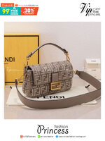 FENDI Baguette Dove grey FF tapestry fabric bag / FENDI Bag พร้อมส่ง กระเป๋าสะพายทรงแบคเกตต์ ดีไซน์ลวดลายมี texture หรูหราโดดเด่นน่าใช้ **สินค้าเกรดออริจินอล 1:1 สลับแท้