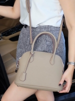 รุ่นใหม่ล่าสุด ' KEEP Tempa handbag ทรง alma สุด Hot หยิบมาใช้เมื่อไหร่ก้อไม่มี Out แน่นอน !! **จุดเด่นที่ > ลายหนังสวย - หรู >เนื้อ matte น้ำหนักเบา ถือสะพายเข้าง่ายกับทุกชุด >ขนาดกระเป๋ากำลังดีคะ ใส่ กปต ยาว มือถือได้ ไม่เล็ก ไม่ใหญ่เกินไป