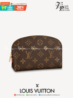 หนังแท้ LOUIS VUITTON COSMETIC POUCH Monogram พร้อมส่งที่ไทย กระเป๋าใส่เครื่องสำอางขนาดกะทัดรัดนี้ในผ้าใบ Monogram สามารถใส่ลงในกระเป๋าถือหรือกระเป๋าเดินทางได้อย่างง่ายดาย รูปร่างกลมและฐานแบนช่วยให้เข้าถึงผลิตภัณฑ์ขนาดเล็กได้