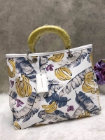 New in !!! Cath Kidston Handbag พร้อมส่งอีกครั้งค่ะ กระเป๋าถือใบงาม สุดเก๋ค่ะ!!! หูหิ้วแบบยางรูปกล้วย ตัวกระเป๋าเป็นหนังลาย saffiano ลายกล้วย สวยมาก ปากกระเป๋าแบบแม่เหล็ก ด้านในโล่งกว้าง มีช่องซิปและช่องเล็กให้ใส่ของจุกจิกนะค่ะ รุ่นนี้สวยใช้ได้ทุกโอกาสค่ะ