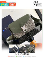 DIOR Small Saddle Messenger Bag with Flap / Khaki / Black / Oblique Jacquard with Grained Leather กระเป๋าสะพายทรงแมสเซ็นเจอร์ รุ่นยอดนิยมของท่านชาย เกรดท็อปออริ สลับแท้ 1:1