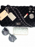 งานแท้ชนช้อป ทรงยอดฮิต ห้ามพลาดเลยน๊า กระเป๋าสะพายหนังกำมะหยี่ ทรงสวยจากแบรนด์ David Jones สวยหรูมาก ภายในสีแดง ภายนอกดำ อะไหล่ดำรมควัน ขนาดกำลังดีเลยใส่มือถือ กระเป๋าตังค์ยาวได้หมด น้ำหนักเบามากๆ ภายในมีช่องแบ่งเก็บของได้ 2 ด้าน ด้านหลังกระเป๋าใส่ของได้ 