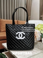 Chanel GWP Tote Bag กระเป๋าสะพายทรง Tote VIP Gift With Purchase (GWP) Limited Edition พรีเมี่ยมกิ้ฟของแท้รุ่นใหม่ล่าสุดจาก Chanel Cosmetic Counter วัสดุหนังนิ่มเรียบลายตารางอยู่ทรงสวยด้านหน้ามีโลโก้แบรนด์ ขนาดกำลังดี เปิดปิดด้วยกระดุมแม่เหล็ก ภายในโล่งกว้