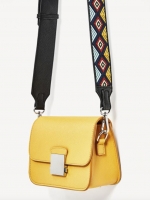 Don't Miss! Best Seller! ZARA CROSSBODY WITH 2STRAPS กระเป๋าถือหรือสะพายทรงคลัชรุ่นยอดนิยมวัสดุหนัง Saffiano อยู่ทรงสวยหรูสไตล์ PRADA แข็งแรงทนทาน ดีไซน์เก๋ไม่ซ้ำใคร เปิดปิดด้วยตัวล๊อคเอกลักษณ์ของ ZARA ภายในมีโลโก้ สามารถใส่มือถือ iphone7+ ได้ โดดเด่