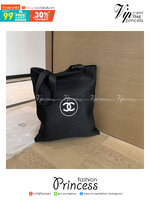 CHANEL Beauty Black Mesh Tote Bag วัสดุผ้าตาข่ายบุนวมนุ่ม จะใช้วันสบายๆ หรือใส่เอกสารต่างๆ ได้เลย พกพาได้ทุกๆวัน