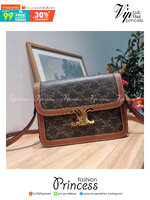 CELINE Classique Triomphe Bag / CELINE TRIOMPHE BAG MEDIUM IN TRIOMPHE CANVAS AND CALFSKIN ไม่มีไม่ได้เลยกับไอเท็มสุดคลาสสิค ที่รอบนี้จัดให้ไซส์ใหญ่กว่าเดิม กระเป๋าสะพาย สวยอยู่ทรง ดีไซน์เป็นธรรมชาติ เนเชอรัลโทน