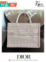 CHRISTIAN MEDIUM DIOR BOOK TOTE ราคาดีมากเลย คุ้มยิ่งกว่าคุ้มเป็นทางช็อปปิ้งBag เอกลักษณ์ของความหรู ที่ต้องมี ภายในโล่งกว้างมาก ใส่ของแบบแน่นๆ จุๆไปได้เลย น้ำหนักเบาสบาย งานออริปักขึ้นรูปสวยมาก มี code stamp พร้อมส่งที่ไทย เกรดออริจินอลเทพๆ ภาพสินค้าถ่ายจ