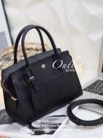 Keep Nova handbag กระเป๋าทรงสวยสุดคลาสสิคที่ทำมาจากหนัง saffiano ตัวกระเป๋าขนาดกำลังดีไม่เล็กไม่ใหญ่เกินไป หูจับยาว 3 ถึงหรือจะใช้สะพาย ท่ารำตัวได้มีสายยาวให้ปากกระเป๋าปิดด้วยซิปอย่างดี น้ำหนักเบาภายในกระเป๋ามีช่องเก็บของจุกจิกถึง 2 ด้าน อ้วนกระเป๋ามีหมุด