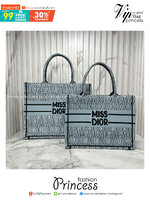 ORI หนังแท้ | Dior Miss Dior Allover Book Tote Handbag 14" กระเป๋าทรงโท้ทคอลใหม่ ดีไซน์ลวดลายกราฟฟิกสวยงามและหรูหราโดดเด่นไม่เหมือนใคร