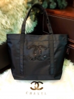 2 สีขายดี!! Must Have! Chanel Satin Shopping Bag กระเป๋าสะพายทรง Shopping Bag พรีเมี่ยมกิ้ฟ Limited Edition ของแท้ 100% นำเข้าจาก Chanel Perfume Counter ใบใหญ่วัสดุ SATIN ประดับคริสตัลสีดำโลโก้ CC สุดคลาสสิค ซับใน Polyester 100% เปิดปิดด้วยกระดุมแม่เหล็ก 