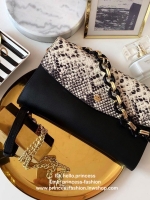 คลัชมาใหม่ สัปดาห์นี้ค่า ‘ Stair ‘ Clutch bag ✔️รอบนี้เข้าเพิ่มอีก 5 ลายเลยน๊า หลังจากปล่อยคอลเลคชั่นแรกออกไปแล้วได้รับความนิยมมากๆ รอบนี้จัดเฉดสีกลางๆ ให้แมทช์ง่ายกับชุดด้วยค่า **หนังวัวแท้ค่า