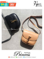VIP 🥂 สีใหม่พร้อมส่ง! Saint Laurent Kaia Small YSL Plaque Leather Cross Body Bag / YVES SAINT LAURENT YSL BAG VIP วัสดุ Calfskin หนังเรียบอยู่ทรงเปิดปิดด้วยฝาปิดโลโก้แบรนด์อะไหล่ทอง ภายในโล่งมีโลโก้และช่องย่อยสามารถใส่มือถือของใช้จุกจิกได้เยอะ สาย