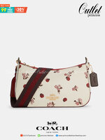 COACH C7973 JES BAGUETTE WITH LADYBUG FLORAL PRINT คอลเลคชั่นใหม่ล่าสุด พร้อมเสิร์ฟความสวยถึงบ้านเช่นเคย!! กระเป๋าสะพายทรงบาแกตต์ ดีไซน์ย้อนยุค ที่แอบแฝงความเรียบหรูดูแพงอยู่ในตัว โดดเด่นด้วยสายสะพายเส้นใหญ่ โทนสีคอนทราส ทำให้ไอเท็มนี้ดูมีลูกเล่นมากขึ้น ว