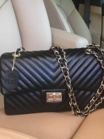 มาเพิ่มละค่า งาน Best Seller ทางร้าน ได้กระเป๋า จากแบรนด์ KEEP รุ่น KEEP shoulder chevron chain handbag สวย หรู มากๆ เลยน๊า กระเป๋าอยู่ทรง **หนังแกะนิ่มมากคะ สายโซ่สะพายสบายคะ สายปรับ สั้น ยาวได้คะ ภายในสีแดง มีช่องใส่ของจิกจิงหลายช่องแบ่งเก็บของเป็นสัดส่