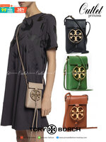 TORY BURCH MILLER METAL PHONE CROSSBODY อีกหนึ่งกระเป๋าใส่มือถือรุ่นฮิตที่เชื่อว่าหลาย ๆ คนต้องเคยเห็นผ่าน ๆ ตามาอย่างแน่นอน กับแบรนด์ Tory Burch ดีไซน์กระเป๋าทรงฝาพับแม่เหล็กใช้งานง่าย มาพร้อมดีเทล Logo แบรนด์โดดเด่นสีทองตัดกับหนังแกะสีดำ ดูหรูดูแพง! แต่