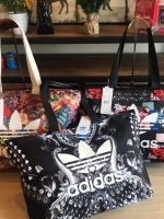 Adidas Original Large Tote Bag กระเป๋าสะพายทรง Tote หรือทรง shopping ใบใหญ่จาก Adidas Factory Outlet วัสดุ Nylon & Polyester 100% เนื้อนิ่มคุณภาพดี น้ำหนักเบาใบใหญ่จุได้เยอะ เปิดปิดด้วยซิปเดียวด้านบน หัวซิปปั้มโลโก้ ภายในมีช่องซิป แยกเก็บของสำคัญ และช่องใ
