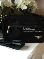 New item! อีกหนึ่งรุ่น Prada ใช้ได้ทั้ง ผู้ชายและผู้หญิง กับหระเป๋าสะพายข้าง ทรงสวย วัสดุผ้า nylon คุณภาพดี กันน้ำ100% ใส่ของได้หลากหลาย ตอบโจทย์ทุกไลฟ์สไตล์ ตัวหระเป๋าอะไหล่ทอง ด้านในมีช่องซิป และ่องใส่ของ มาพร้อมซิปด้านหน้ากระเป๋า ใส่ของได้เยอะคะ