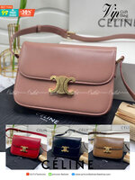 หนังแท้ CELINE TRIOMPHE CROSSBODY BAG ดีไซน์ยอดนิยมสไตล์สาว LISA ทรงสี่เหลี่ยมหนังสวยหรูอยู่ทรงเปิดปิดด้วยฝาปิดโลโก้แบรนด์อะไหล่ทอง ภายในมีช่องหลัก ช่องย่อย และช่องซิป สามารถใส่มือถือของใช้จุกจิกได้เยอะ มาพร้อมสายสะพายหนังยาวปรับระดับได้ จะสะพายไหล่ CROSS