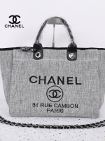 Chanel Tote canvas premium gift จากแบรนด์ Chanel กระเป๋าสะพาย Chanel Tote canvas โลโก้ปัก กระเป๋า ทรง Tote ผ้า canvas เนื้อหนาอย่างดี มีซับใน ด้านหน้าปักโลโก้แบรนด์หรู **จุดเด่นที่ หูจับมี 2 แบบคือ แบบสายหนัง และ โซ่ สามารถ สะพายไหล่ได้คะ ใบใหญุจุของคุ้ม 