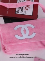 Chanel Beaute Crossbody Bag กระเป๋าสะพาย VIP GIFT ของแท้ จาก Chanel Cosmetic แท้💯 วัสดุขนวูลหนานุ่ม ตัดโลโก้แบรนด์หนังสีขาวสวยโดดเด่น น้ำหนักเบา เปิดปิดด้วยฝาปิดกระดุมแม่เหล็ก ใบใหญ่กำลังดี ใส่ iPad, กระเป๋าสตางค์ใบยาว, และของจุกจิกได้เยอะ มาพร้อม