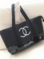 งานพรีเมี่ยมกิ้ฟ จากเคาเตอร์ต่างประเทศนะคะ 🎄🎄 New! กระเป๋าใบใหญ่ทรง Tote จากแบรนด์ Chanel VIP gift Bag ของแท้ 100% ทำจากผ้าหนา Polyester ฐานล่างกระเป๋าทำจากหนังแก้วผิวมันเงา สวยหรู สกรีนโลโก้ชาแนลหน้าหลัง หัวซิปปั้มโลโก้ ด้านในเป็นช่องกว้า