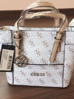 GUESS DELANEY SAFFIANO MINI CROSS BODY BAG กระเป๋าถือหรือสะพายรุ่นที่ฮิตที่สุดจาก GUESS FACTORY หนัง Saffiano ลาย GUESS สวยหรูอยู่ทรงสไตล์ PRADA ขนาดกำลังดีน้ำหนักเบา ด้านหน้าประดับโลโก้พร้อมพวงกุญแจโลโก้แบรนด์ห้อยที่หูกระเป๋า สามารถถอดเเยกใช้ได้ เปิดปิดด