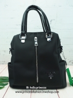 Prada premium giftกระเป๋าพรีเมี่ยมกิ๊ฟ รุ่น Limited edition เป็นกระเป๋าอเนกประสงค์ วัสดุตัดเย็บ Matte Canvas ใบนี้มีสายยาวให้ค่ะ เลิศมาก ด้านหน้ามีlogo brand อะไหล่สีเงิน จุของคุ้ม ใช้ได้ทั้งคุณผู้หญิงและคุณผู้ชาย