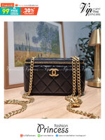Chanel camellia vanity case bag พลาดไม่ได้เลยกับคอลสุดแซ่บ ดีไซน์ใหม่ 2023 นอกจากความคลาสสิคของรูปทรง ตัวอะไหล่ก็ยังปรับเพิ่มดีเทลความหรู