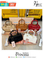 MIU MIU Arcadia leather bag 22cm Regular Size กระเป๋าถือ/สะพายสุดชิคมากในตอนนี้ ดีไซน์เรียบแต่มากมีอยู่จริง สวยดูแพง แมทชุดได้ง่ายสุด มินิมอลมินิใจ หูจับในตัวง่ายและสะดวกพกพา