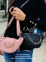 GUESS KYLI FANNY PACK BELT BAG 🍭รุ่นแนะนำค่ะ!! กระเป๋าคาดเอว//คาดอก//สะพายข้างได้ ค่ะ วัสดุหนังลายนวม หนังนิ่มมือดีมากๆค่ะ ด้านหน้ามีอะไหล่โลโก้แบรนด์ พร้อมช่องซิปหลักใส่ของ ตรงซิปมีสายโซ่ห้อยอะไหล่แบรนด์เพิ่มความหรูมาให้ค่ะ ภายในช่องสามารถใส่มือถ