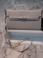 New arrival! KEEP Tina shoulder leather bag กระเป๋าสะพายข้าง หนังสวยผิวสัมผัสคล้ายหนังแท้ ขนาดกะทักรัด ภายในสีแดงมีช่องใส่ของจุกจิกถึง 4 ช่องใหญ่ และช่องใส่บัตรอีก 4 ช่อง สามารถ สะพายข้างหรือ cross body ได้ #จุดเด่นน้ำหนักเบา ผิวเนื้อ matte สี classic มาก