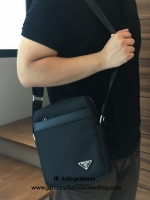 พร้อมส่งกับงานพรีเมี่ยมกิ้ฟ แบรนด์ดังอย่าง prada ต้องมีจริงๆคะสำหรับทรง messenger ทรงยอดฮิต สำหรับท่านชาย เนื้อผ้า Polyester มาพร้อมกับทรงสูง ใส่ipad หนังสือ ได้หมดคะ เปิดปิดด้วยซิปอะไหล่เงิน อะไหล่สีเงินทั้งใบ จะซื้อใช้เองหรือบมอบเป็นของขวัญ ก็ถุกใจแน่นอ