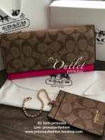Coach signature ling wallet กระเป๋าสตางค์ใบยาว เปิด - ปิดกระเป๋าแบบกระดุม ภายในมีช่องใส่บัตร ธนบัตร และช่องซิปใส่เหรียญ ด้านหลังมีอีกช่อง 1 ช่อง พร้อมที่ใส่บัตร ถอดแยกใช้ได้ค่ะ