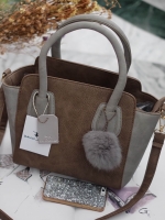 รุ่นขายดีที่สุด!! จากแบรนด์ DAVID JONES หนังกลับ สวยมาก พร้อมส่ง 3 สีเลยค่า ทรงเก๋มากๆค่า 😍 ตัวกระเป๋าขนาดกะทัดรัด #น้ำหนักเบา จุของคุ้มมากๆ คะ สีกระเป๋า เข้ากับชุดง่ายมากคะ มีปอมๆ เข้า set กับกระเป๋าด้วยนะคะ ใบนี้ #แนะนำเลยค่าสวยเลอค่า